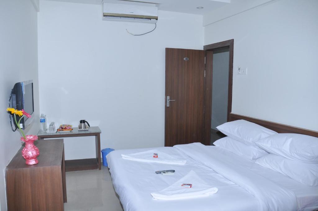 Sai Srushti Hotel Shirdi Exterior foto
